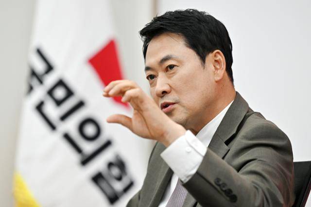 장동혁 국민의힘 대표가 10일 서울 여의도 국회 당대표실에서 한국일보와 인터뷰하고 있다. 민경석 기자