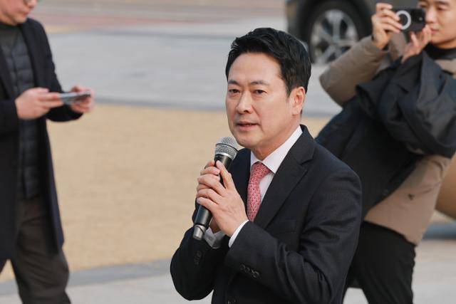 장동혁 국민의힘 대표가 지난달 11일 국회 본청 앞 계단에서 대한의사협회가 연 성분명처방 저지 궐기대회에 참석해 인사말하고 있다. 장 대표는 이날 윤석열 정부 시절 무리한 의료 개혁에 대해 사과했다. 연합뉴스