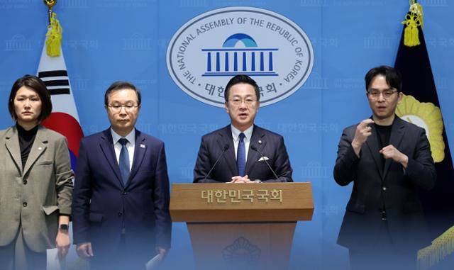 '윤석열 정권 정치검찰 조작기소 의혹 사건 진상규명' 국정조사 특별위원회 소속 범여권 의원들이 7일 국회 소통관에서 기자회견을 열고 쌍방울 대북송금 수사를 담당한 박상용 검사에 대한 구속 수사와 윗선 규명을 촉구하고 있다. 연합뉴스