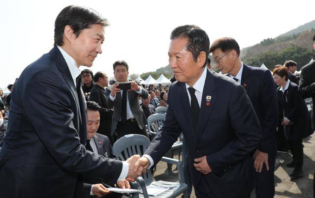 정청래(오른쪽) 더불어민주당 대표와 조국 조국혁신당 대표가 3일 제주시 봉개동 제주4·3평화공원 제78주년 제주 4·3 희생자 추념식장에서 만나 인사하고 있다. 제주=뉴시스