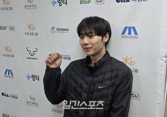 쇼트트랙 배서찬이 12일 서울 목동아이스링크에서 열린 2026~27 국가대표 2차 선발전을 마친 뒤 취재진과 만나 인터뷰를 진행하고 있다. 목동=김우중 기자