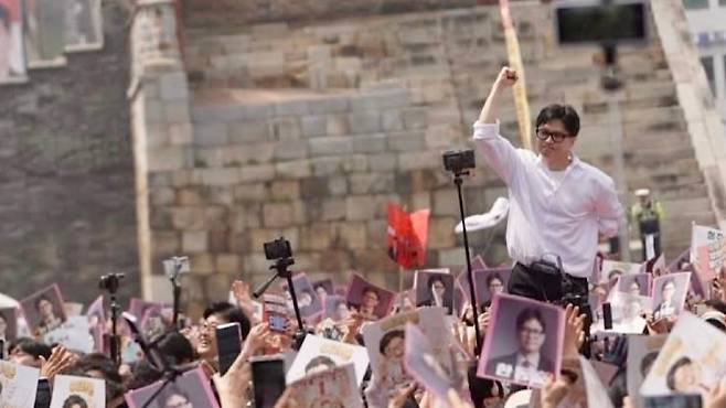 한동훈 전 대표가 지지자들 사이에서 손을 들어 인사하고 있다. (본인 페이스북)