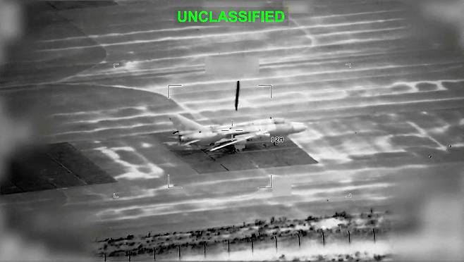 미 중부사령부(CENTCOM)은 2일(현지시간) 이란의 드론 시설을 타격하는 영상을 올렸다. 사진 미 중부사령부 X(트위터) 캡처