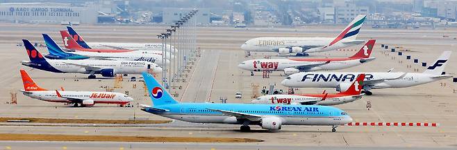 중동 사태로 국제유가가 치솟으면서 이번 달 발권하는 항공권에 부과되는 유류할증료가 전달과 비교해 일제히 최대 3배 이상 올랐다. 할증료 산정 기준이 되는 국제유가가 계속해서 오르면서 5월 적용되는 유류할증료가 사상 최고치가 될 것으로 전망된다. 사진은 인천국제공항 계류장의 모습. 뉴스1