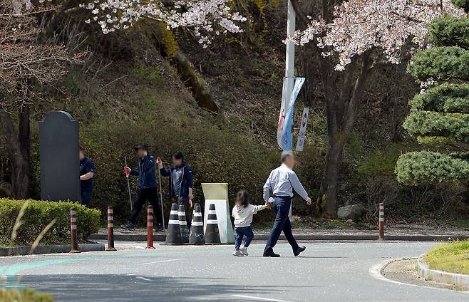 대전 중구 오월드에서 탈출한 늑대 ‘늑구’가 닷새째 행방이 묘연한 가운데 운영이 중단된 오월드를 찾은 시민이 매표소 앞에서 발길을 돌리고 있다. 김성태 객원기자