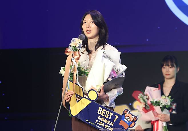 현대건설 양효진, 베스트7 수상 (서울=연합뉴스) 임화영 기자 = 13일 서울 광진구 그랜드워커힐호텔에서 열린 프로배구 2025-2026 V리그 시상식에서 현대건설 양효진이 여자부 베스트7을 수상한 뒤 소감을 밝히고 있다. 2026.4.13 hwayoung7@yna.co.kr (끝) 〈저작권자(c) 연합뉴스, 무단 전재-재배포, AI 학습 및 활용 금지〉