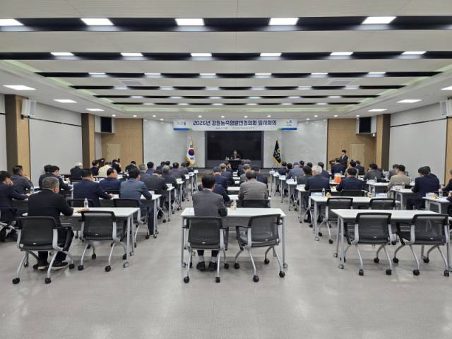 ▲ 강원농축협 발전 협의회 소속 61명의 조합장들은 7일 농협중앙회 강원본부에서 협동조합 가치 존중과 공론화 절차 보장을 촉구하는 건의문을 채택했다.