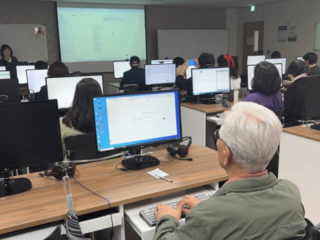 ▲ 10일 오전 춘천시평생학습관에서 50~70대를 대상으로 ‘생활 속 다양한 AI·디지털활용’ 수업이 진행되고 있다. 최수현 기자