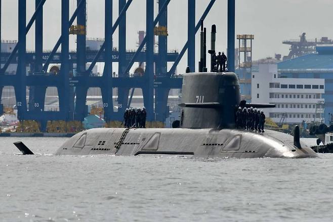 지난해 대만 1호 잠수함 하이쿤이 타이중 CSBC 조선소 인근 해역에서 진수·해상시험을 위해 떠 있는 장면. / 사진=대만 군사마니아 계정 'IDF' 캡처