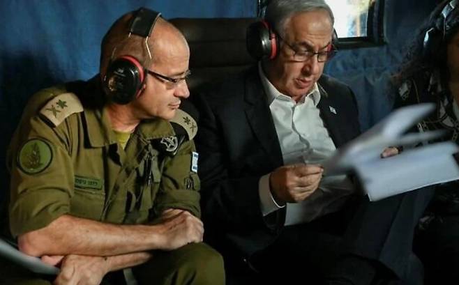 지난해 12월 베냐민 네타냐후(오른쪽) 이스라엘 총리가 당시 로만 고프만 소장(왼쪽)을 모사드 국장으로 지명할 당시 촬영된 사진. / 사진=이스라엘 총리실