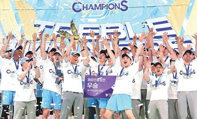 지난 10일 인천 계양체육관에서 열린 2025-2026 V리그 남자부 현대캐피탈과의 챔피언결정전 5차전에서 승리해 통합우승을 차지한 뒤 환호하는 대한항공 선수들. 연합뉴스