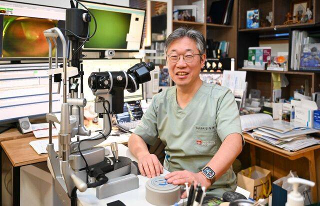 지난 8일 서울 중구 명동성모안과에서 만난 김동해 비전케어 이사장. 명동성모안과 원장이기도 한 그는 “아프리카의 선한 사마리아인으로 살길 원한다”고 말했다. 신석현 포토그래퍼