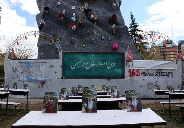 지난달 30일 이란 수도 테헤란의 바나크 광장 내 추모 공간에 이란 미나브 여자초등학교에서 사망한 어린이들의 초상화가 놓여 있다. 이란 관영 매체에 따르면 미국과 이스라엘의 공습이 시작된 첫날인 지난 2월 28일 학교가 미사일 공격을 받아 100명이 넘는 아이들이 목숨을 잃었다. EPA연합뉴스