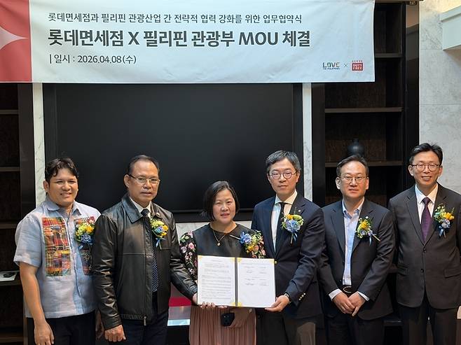 (왼쪽 두번째부터) 얼윈 페르난데스 발라네 필리핀 관광부 한국 지사장, 버나뎃 테레즈 페르난데스 주한 필리핀 대사, 남궁표 롯데면세점 마케팅부문 / 사진= 권효정 여행+ 기자