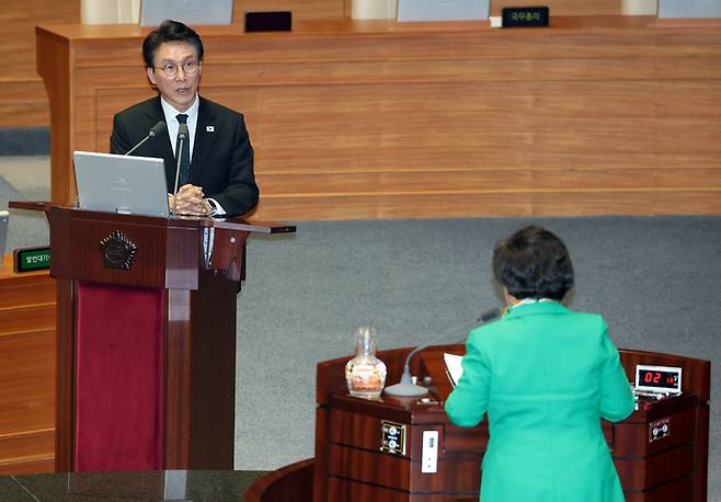김민석 국무총리가 13일 국회에서 열린 교육·사회·문화 분야 대정부 질문에서 질문에 답하고 있다.