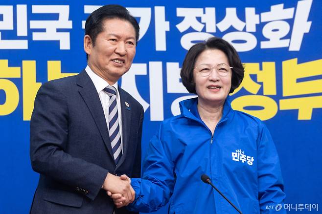 (서울=뉴스1) 이승배 기자 = 정청래 더불어민주당 대표가 13일 서울 여의도 국회에서 열린 경기도지사 후보 환영식에서 추미애 후보와 기념촬영하고 있다. 2026.4.13/뉴스1 Copyright (C) 뉴스1. All rights reserved. 무단 전재 및 재배포, AI학습 이용 금지. /사진=(서울=뉴스1) 이승배 기자