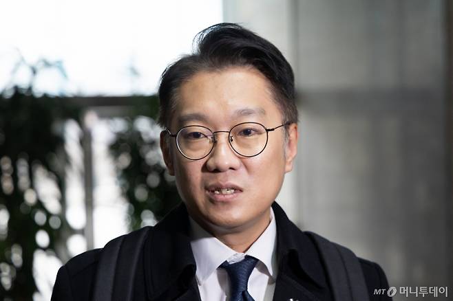 (서울=뉴스1) 이승배 기자 = 김남준 전 청와대 대변인이 24일 서울 여의도 국회에서 정청래 더불어민주당 대표와 면담을 마치고 취재진의 질문에 답하고 있다. 2026.2.24/뉴스1 Copyright (C) 뉴스1. All rights reserved. 무단 전재 및 재배포, AI학습 이용 금지. /사진=(서울=뉴스1) 이승배 기자