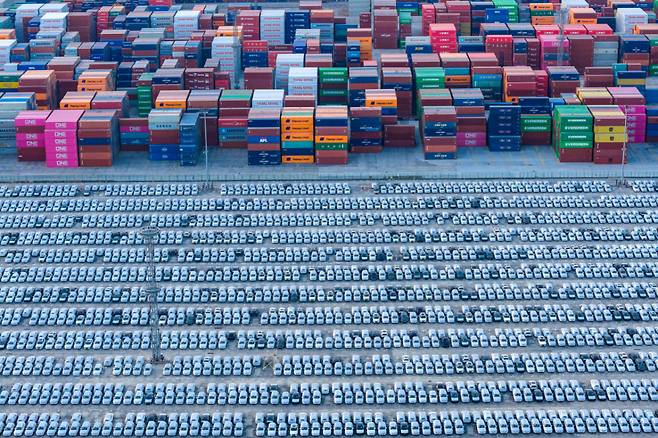 (난징 AFP=뉴스1) = 9일(현지시간) 중국 난징의 한 항구에서 자동차들이 수출 선적을 기다리고 있다. 2025.12.09. ⓒ AFP=뉴스1 Copyright (C) 뉴스1. All rights reserved. 무단 전재 및 재배포, AI학습 이용 금지. /사진=(난징 AFP=뉴스1)