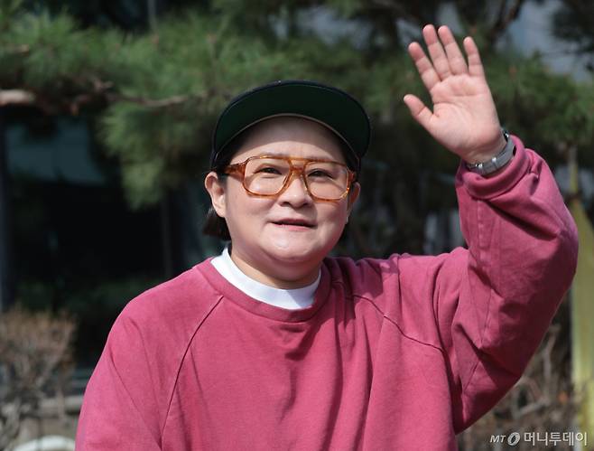 (서울=뉴스1) 권현진 기자 = 방송인 김신영이 16일 서울 영등포구 여의도동 KBS 신관에서 진행된 ‘불후의 명곡’ 리허설을 마친 뒤 준비된 차량으로 이동하며 인사를 하고 있다. 2026.3.16/뉴스1 Copyright (C) 뉴스1. All rights reserved. 무단 전재 및 재배포, AI학습 이용 금지. /사진=(서울=뉴스1) 권현진 기자