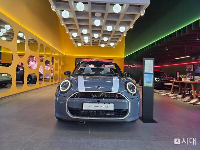 BMW 드라이빙 센터에 전시된 MINI 컨버터블. /사진=최유빈 기자
