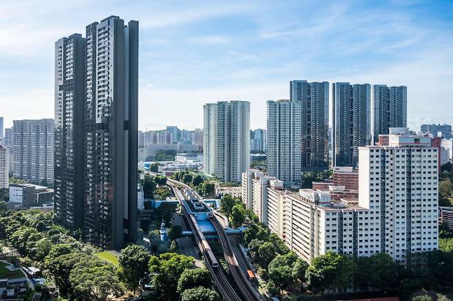 싱가포르식 주택정책이 집값 안정 대안으로 부상하고 있지만 토지 소유 구조의 차이로 한국의 모델로 적용하는 데는 많은 연구가 필요할 전망이다. 사진은 싱가포르 주택개발청(HDB)이 개발한 퀸스타운. /사진=싱가포르 주택개발청