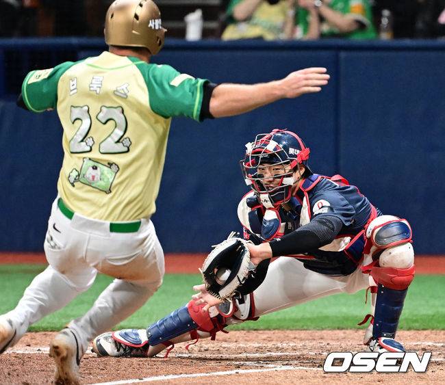 레이예스 송구에 홈에서 손성빈에 태그아웃 당하는 키움 브룩스