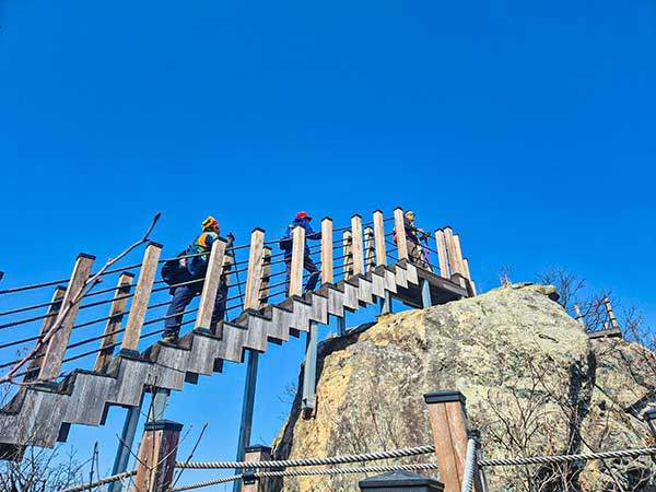 노음산 산행 하이라이트인 나무전망대.