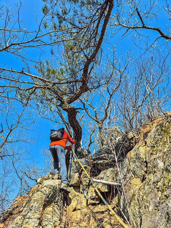 정상 직전 암릉 로프 구간.
