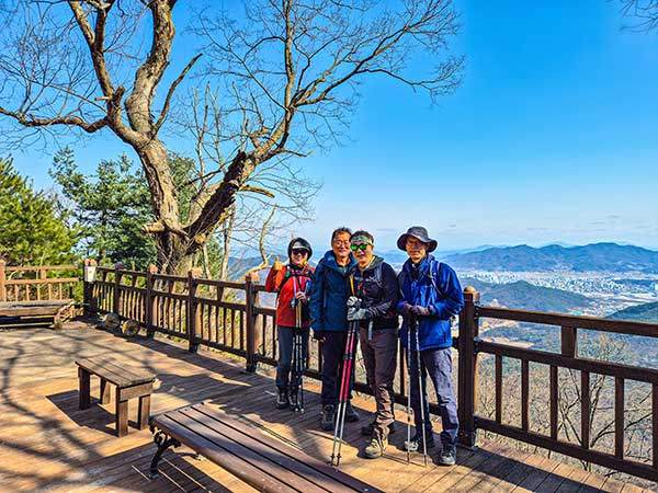 중궁암 스님이 찍어 준 단체사진. 상주시내가 멋지게 보인다.
