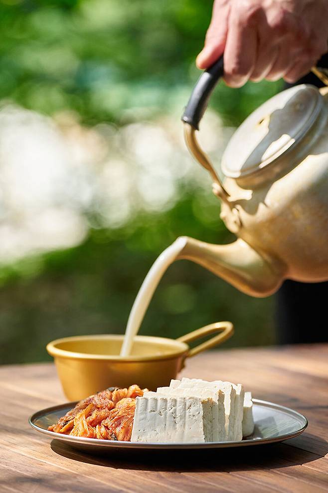 막걸리와 두부 안주. 저칼로리 안주 선택은 체중 관리에 영향을 미친다. 사진=게티이미지뱅크