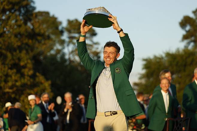 로리 매킬로이가 13일 미국 조지아주 오거스타의 오거스타 내셔널 골프클럽에서 열린 PGA 투어 최고 권위 메이저 대회 마스터스에서 24년 만에 2연패 대기록을 세운 뒤 트로피를 들어 올리며 활짝 웃고 있다. 오거스타=EPA연합뉴스