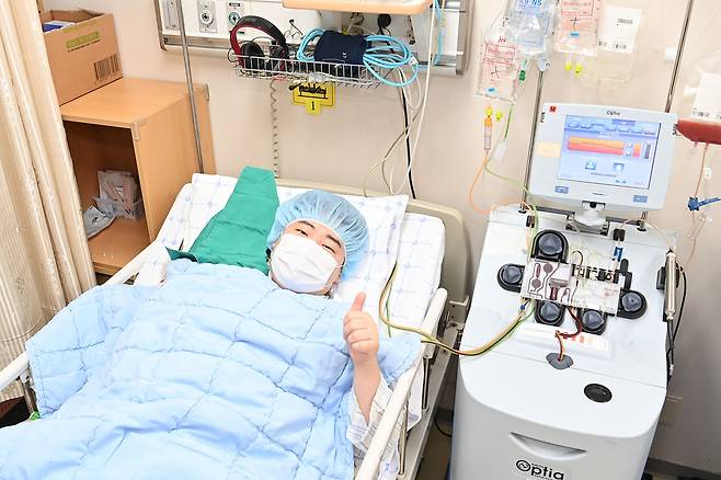 정승빈 중사가 조혈모세포 기증을 위해 채취를 하고 있다. 공군 군수사령부 제공