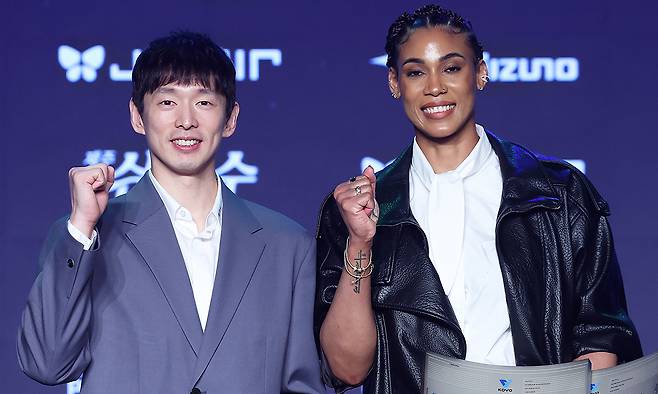 한선수(왼쪽)와 실바가 13일 서울 광진구 그랜드 워커힐 서울에서 열린 2025∼2026 V리그 시상식에서 정규리그 최우수선수(MVP)를 수상한 뒤 트로피를 들고 기념 촬영을 하고 있다. 뉴스1