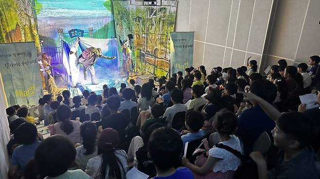 작가와 함께하는 문화체험 행사가 지난해 7월 서울 양천구 신정동 갈산공공도서관에서 열리고 있다. 양천구 제공