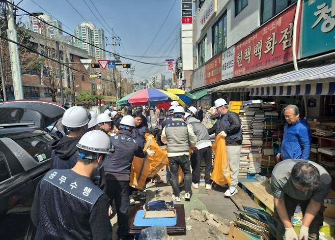 종로구 동묘 거리 정비 - 서울 종로구가 지난해 3월 동묘에서 거리를 정비하고 있다. 종로구 제공