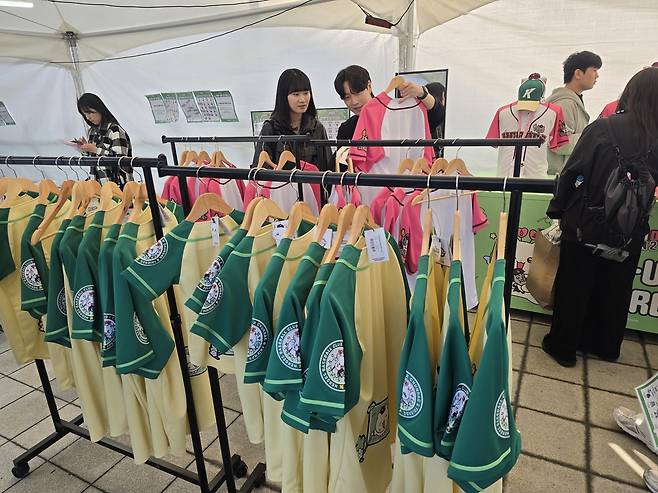 서울 고척동고척스카이돔 인근에 11일 들어선 춘배 팝업스토어에 춘배가 새겨진 키움 히어로즈 유니폼이 판매대에 걸려 있다. 이진석 기자