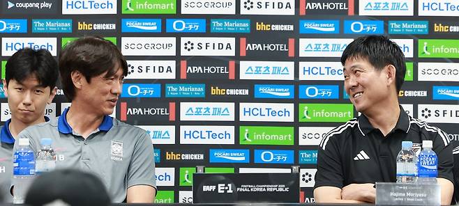 모리야스 일본 감독(오른쪽)이 유럽 출장서 부상자들을 점검한 뒤 이들의 몸 상태에 대해 언급해 눈길을 모았다. 뉴시스