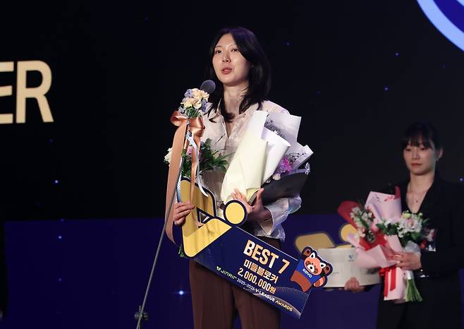 양효진이 13일 그랜드 워커힐 서울에서 열린 ‘진에어 2025-2026 V리그 시상식’에서 베스트 7 미들블로커 부문에 선정된 뒤 소감을 말하고 있다. 뉴시스