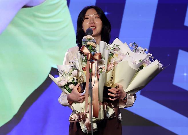 양효진이 13일 그랜드 워커힐 서울에서 열린 ‘진에어 2025-2026 V리그 시상식’에서 신기록상을 받은 뒤 소감을 말하고 있다. 뉴시스