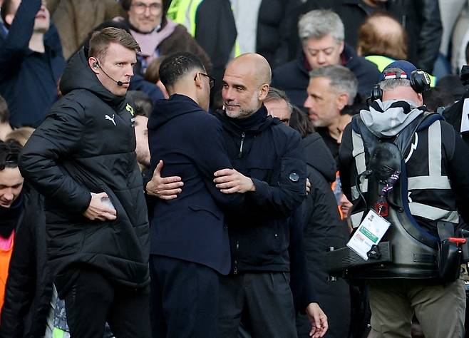 맨시티 펩 과르디올라 감독이 13일 첼시전 승리 후 리암 로세니어 감독과 포옹하고 있다. 로이터연합뉴스