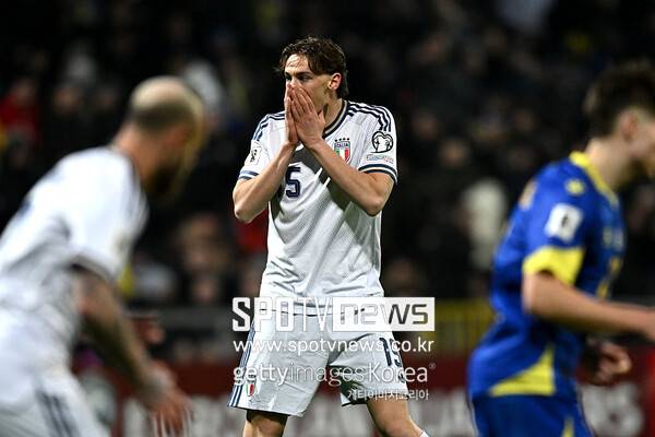 ▲ 요즘 이탈리아 어린 아이들은 자국을 '월드컵에 못 나가는 축구 약소국'으로 인지하고 있다 한다. 미국과 이스라엘발(發) 공습으로 이란의 북중미행에 빨간불이 들어온 가운데 '카테나치오(빗장수비)' 명가가 천우신조의 기회를 움켜쥐고 옛 영광을 회복할 수 있을지 주목된다.