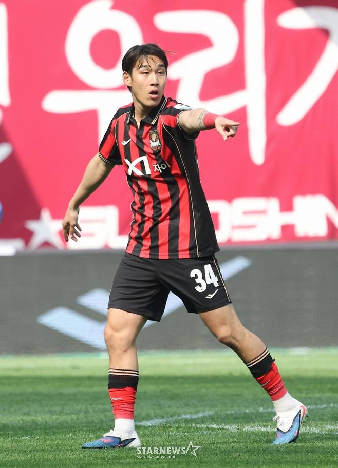 하나은행 K리그1 2026 FC서울 대 전북현대 경기가 11일 서울월드컵경기장에서 열렸다. FC서울 송민규가 위치를 알리고 있다. /사진=김진경 대기자