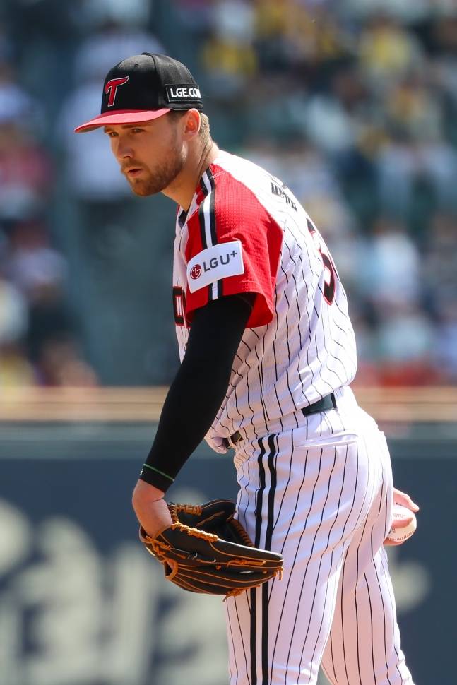 LG 트윈스 외국인 투수 앤더스 톨허스트가 12일 SSG 랜더스와 홈경기에서 포수를 바라보고 있다. /사진=LG 트윈스 제공