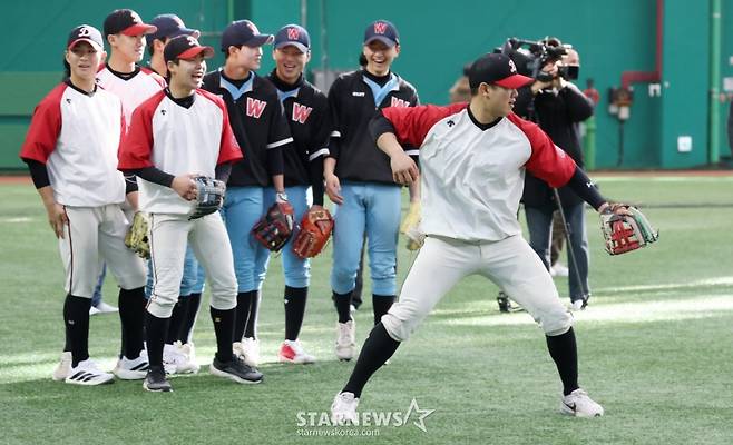 미국 메이저리그 프로야구(MLB) 샌프란시스코 자이언츠가 지난 1월 7일 경기도 이천 LG 챔피언스파크에서 휘문고 및 덕수고 선수 60여 명을 초청해 야구 클리닉을 열었다. 덕수고 엄준상이 아다메스의 지도하에 수비 훈련을 지도하고 있다. 이날 행사에는 래리 베어 회장, 버스터 포지 사장, 토니 비텔로 감독, 이정후, 윌리 아다메스, 황재균 등이 참석했다. /사진=김진경 대기자