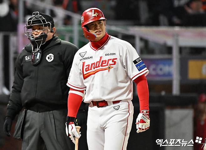 7일 오후 인천SSG랜더스필드에서 열린 '2026 신한 SOL Bank KBO리그' 한화 이글스와 SSG 랜더스의 경기, 6회말 1사 SSG 김재환이 루킹 삼진을 당하고 있다. 엑스포츠뉴스 DB