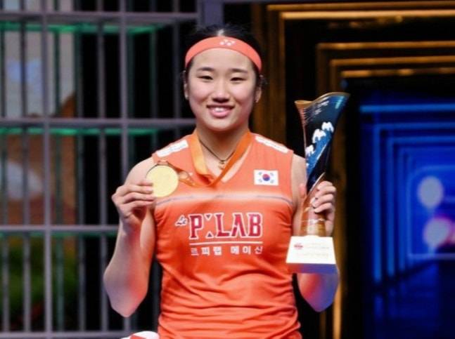 중국 팬들도 세계랭킹 1위 안세영(24·삼성생명)의 체력에 깜짝 놀랐다. 100분 동안 접전을 펼친 안세영과 중국의 여자 배드민턴 간판 왕즈이(세계랭킹 2위)의 경기 후 모습이 상반됐기 때문이다. 왕즈이는 경기가 끝난 직후 코트 위에 쓰러진 반면 안세영은 쌩쌩한 상태로 경기장을 돌며 승리를 축하했다. 사진 대한배드민턴협회