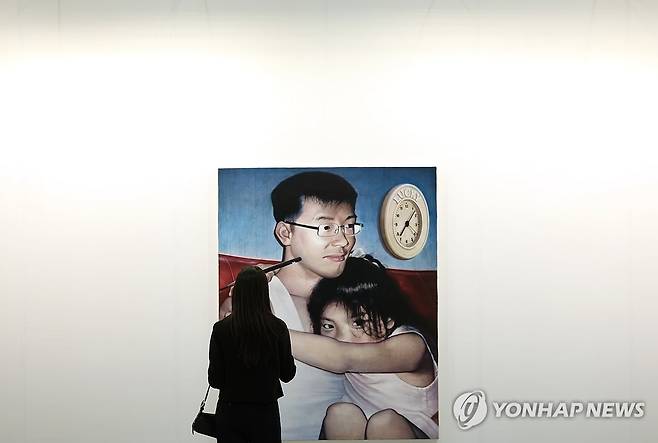 화랑미술제 개막 (서울=연합뉴스) 신준희 기자 = 8일 서울 강남구 코엑스에서 열린 화랑미술제를 찾은 관람객이 미술 작품을 감상하고 있다. 2026.4.8 hama@yna.co.kr