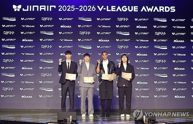 MVP와 영플레이어상 수상자들 (서울=연합뉴스) 임화영 기자 = 13일 서울 광진구 그랜드워커힐호텔에서 열린 프로배구 2025-2026 V리그 시상식에서 최우수선수(MVP)를 수상한 GS칼텍스 실바·대한항공 한선수, 영플레이어상을 수상한 한국도로공사 이지윤·삼성화재 이우진이 기념촬영하고 있다. 2026.4.13 hwayoung7@yna.co.kr