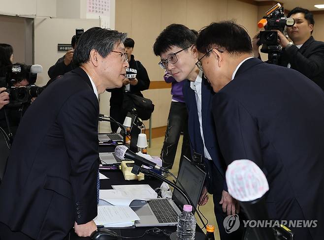 심각한 전국법관대표회의 (고양=연합뉴스) 김병만 기자 = 13일 경기 고양 사법연수원에서 열린 전국법관대표회의에서 참석자들이 심각하게 대화하고 있다. 2026.4.13 kimb01@yna.co.kr