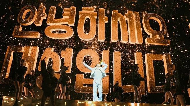 빅뱅 대성이 코첼라에서 '날 봐, 귀순' 무대를 선보이고 있다/사진제공=알앤디컴퍼니